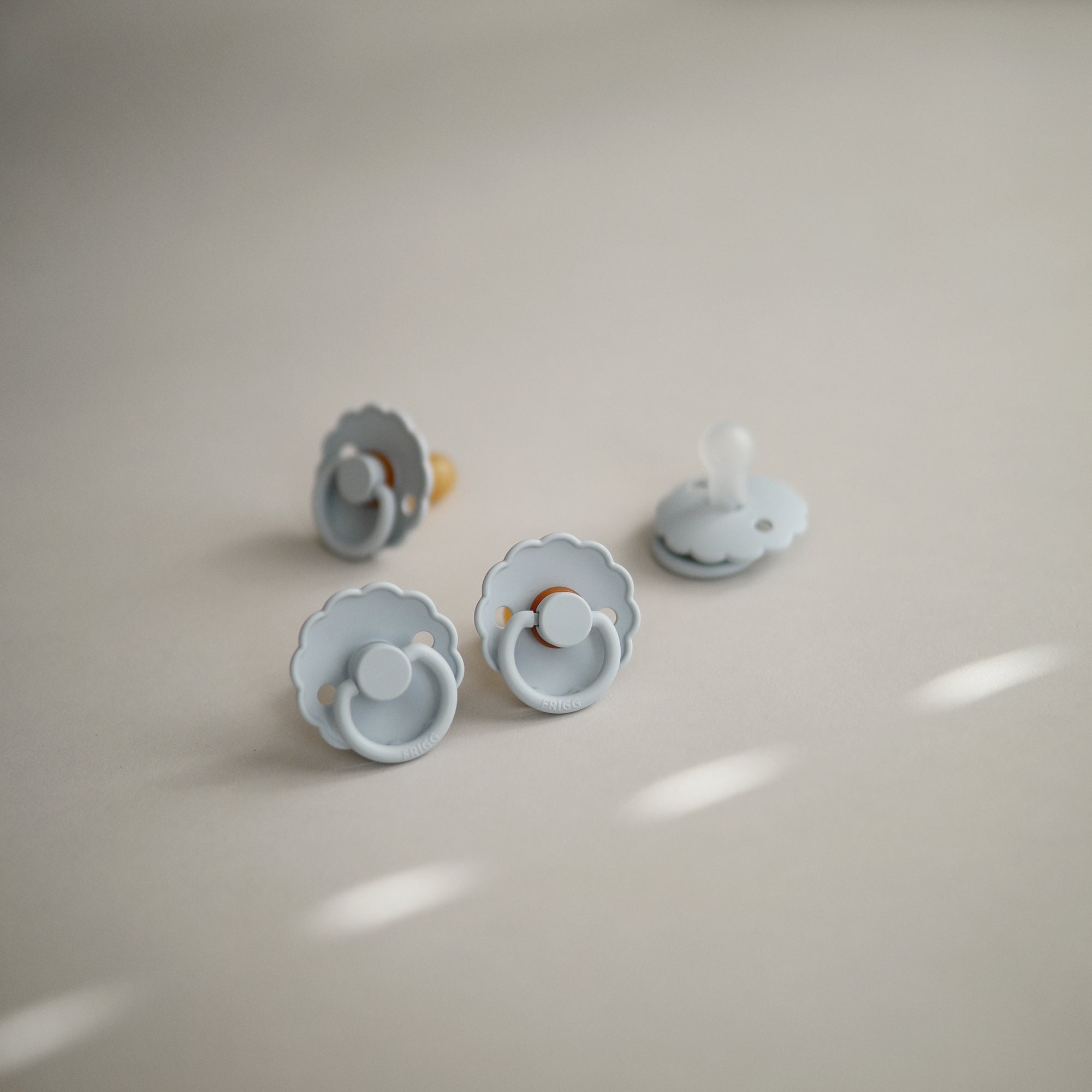 FRIGG Daisy Natural Rubber Pacifier 2 - Pack - Tenth & Pine - FRIGG PACIFIERS - 6 - 18 months - Pink Cream/Poppy