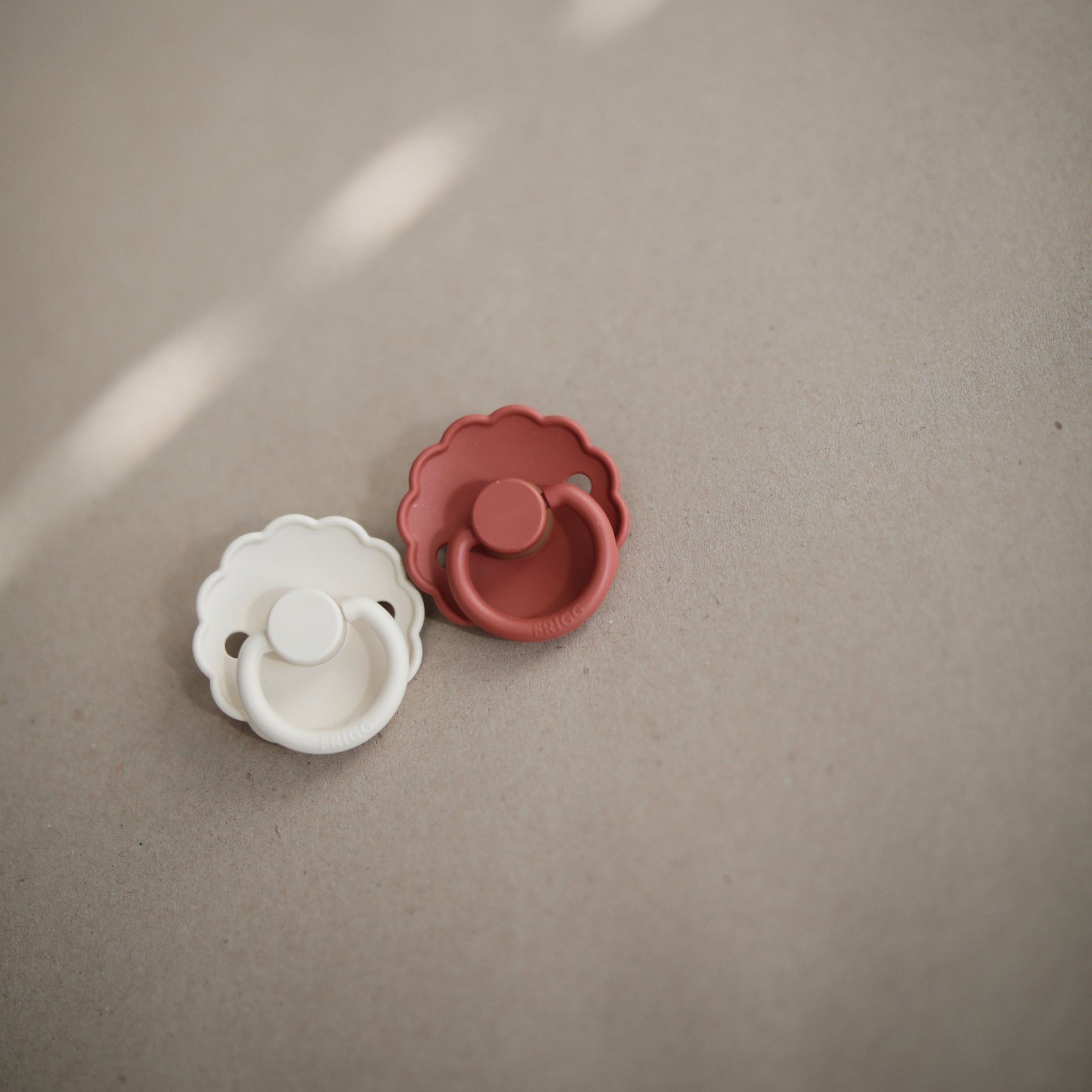 FRIGG Daisy Natural Rubber Pacifier 2 - Pack - Tenth & Pine - FRIGG PACIFIERS - 6 - 18 months - Pink Cream/Poppy