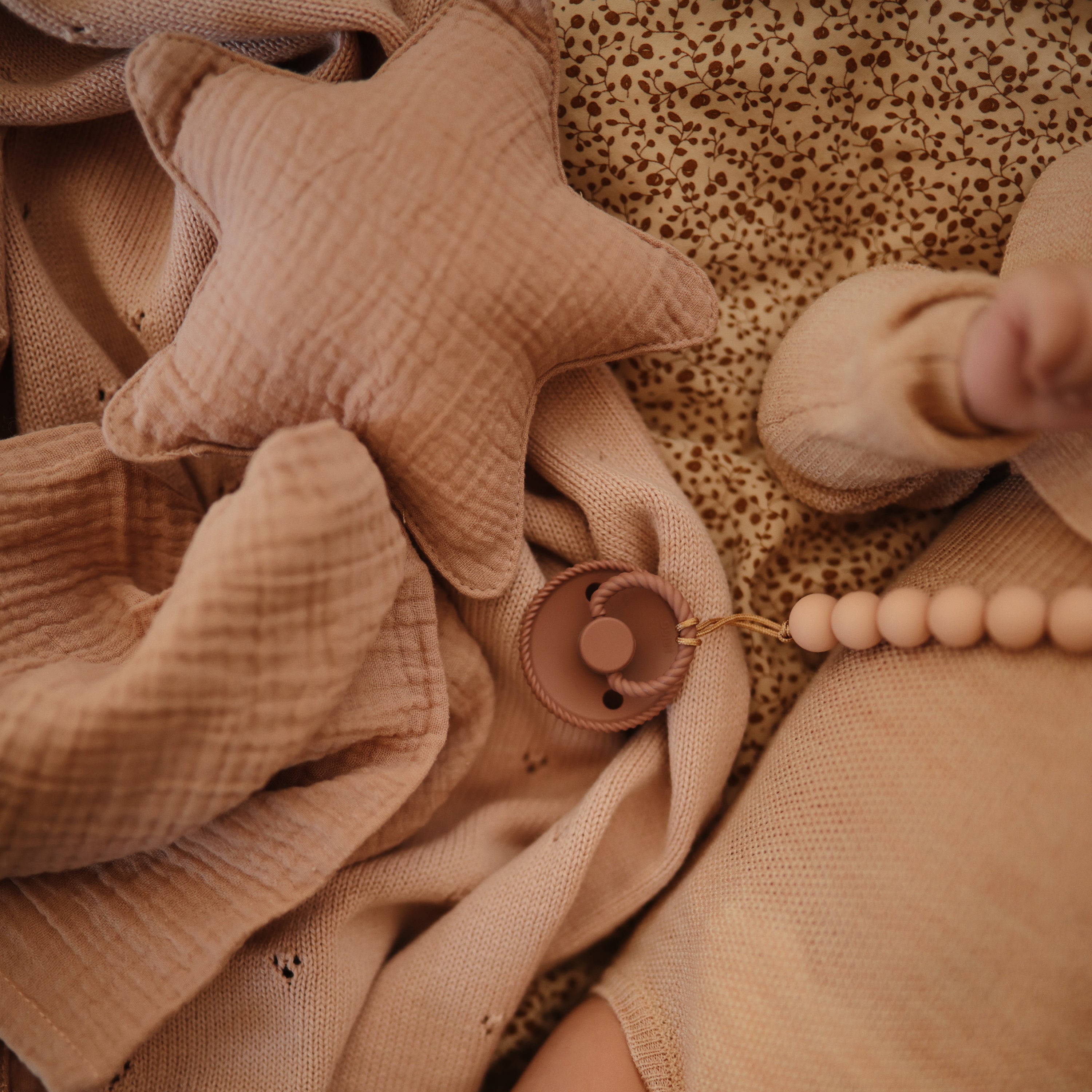 Silicone Pacifier Clip | Hera - Tenth & Pine - Pacifier Clip - Tradewinds