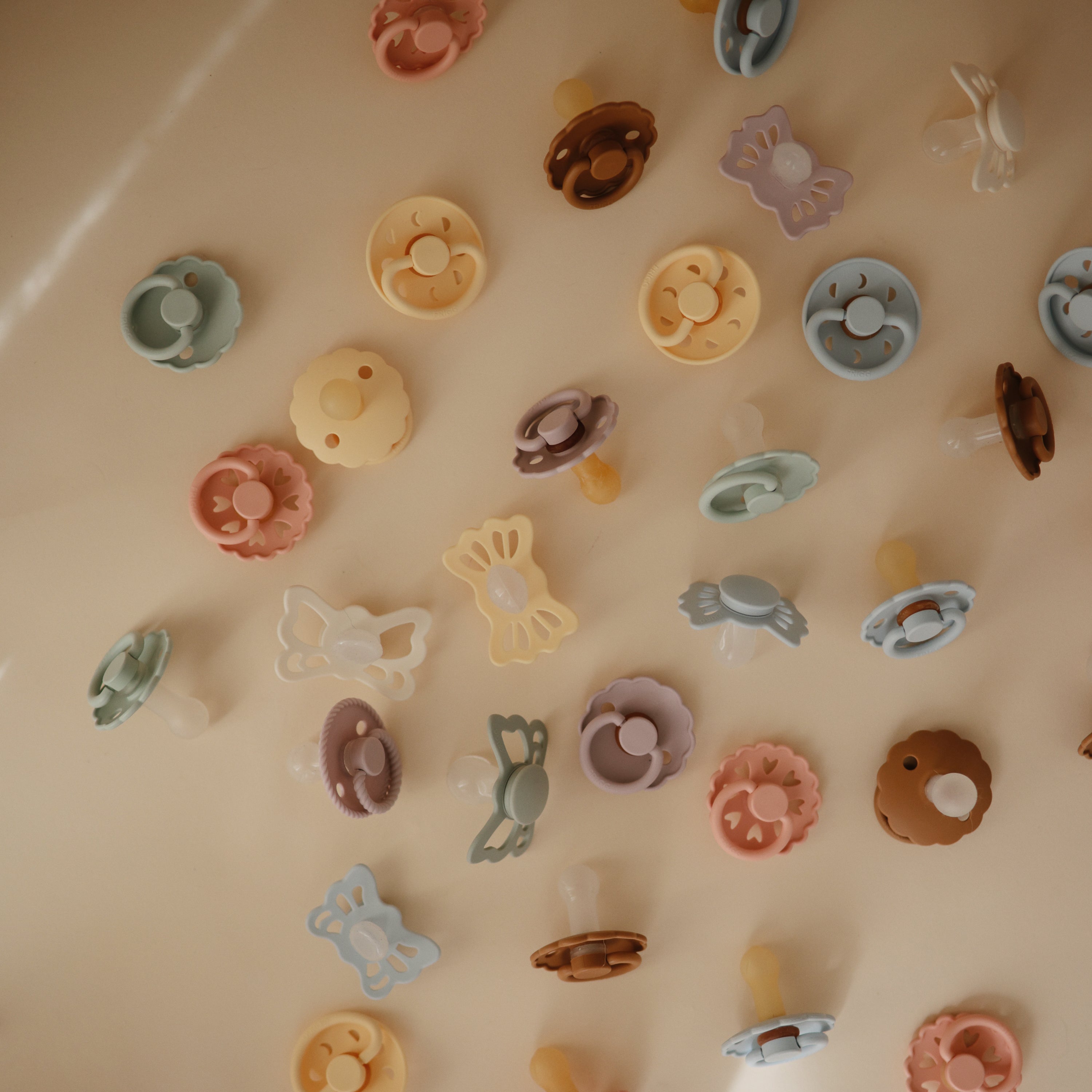 FRIGG Daisy Natural Rubber Pacifier 2 - Pack - Tenth & Pine - FRIGG PACIFIERS - 6 - 18 months - Pink Cream/Poppy