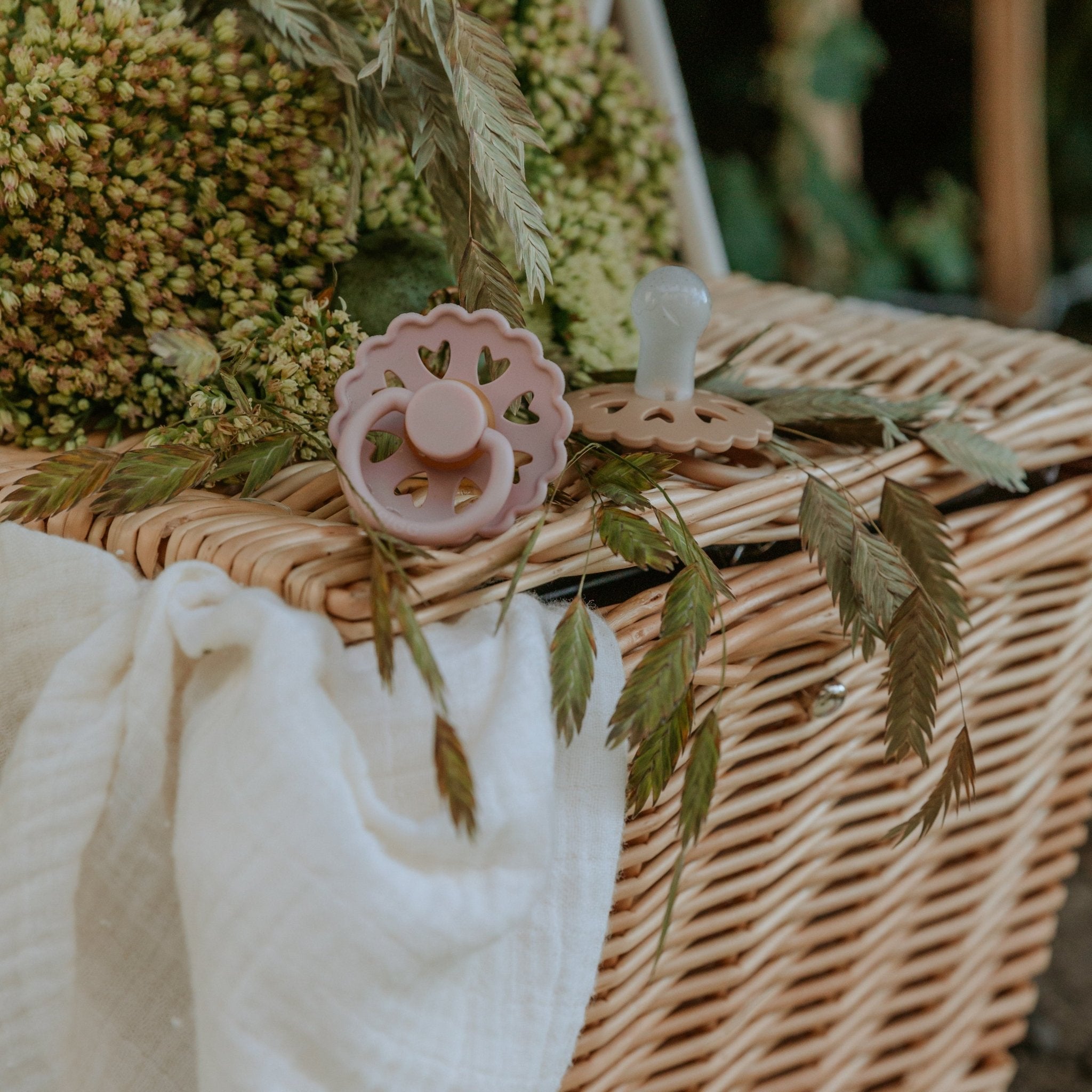 FRIGG Andersen Fairytale Natural Rubber Pacifier 2 - Pack - Tenth & Pine - FRIGG PACIFIERS - 6 - 18 months - Twilight Mauve/Primrose