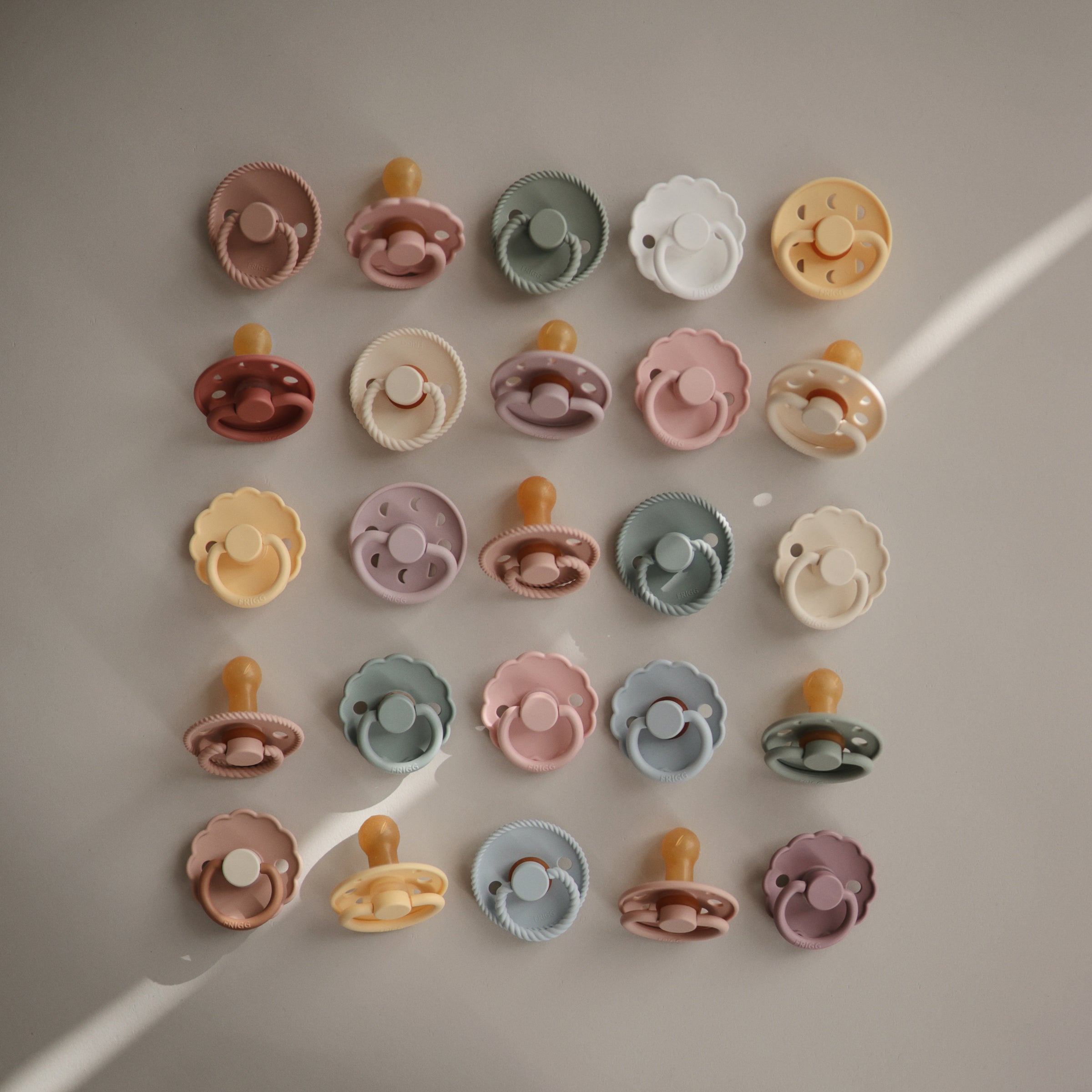 FRIGG Daisy Natural Rubber Pacifier 2 - Pack - Tenth & Pine - FRIGG PACIFIERS - 6 - 18 months - Pink Cream/Poppy