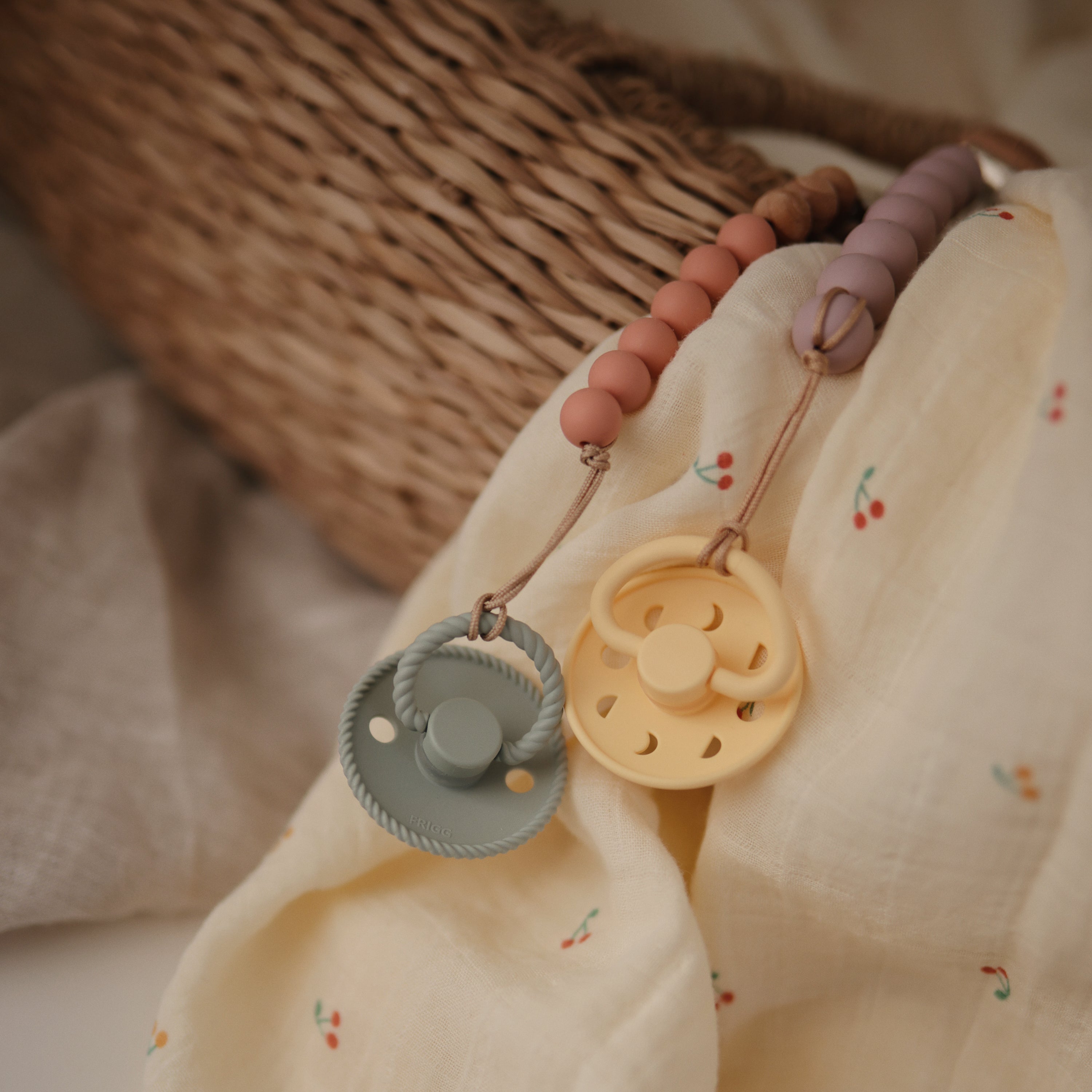 Silicone Pacifier Clip | Eva - Tenth & Pine - Pacifier Clip - Black