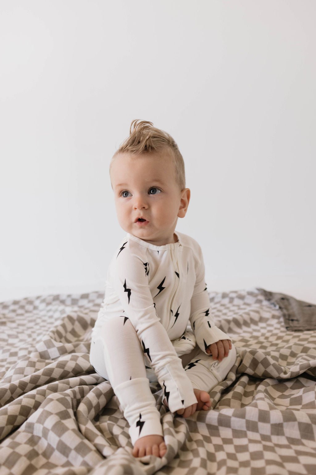 Bamboo Zip Pajamas | White &amp; Black Lightning Bolt - Tenth &amp; Pine - Newborn