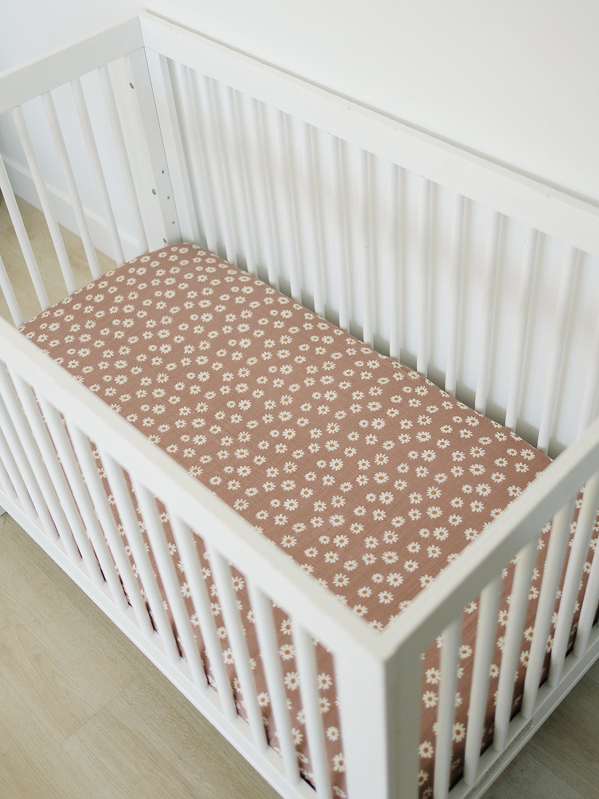 Daisy Dream Muslin Crib Sheet - Tenth &amp; Pine - 