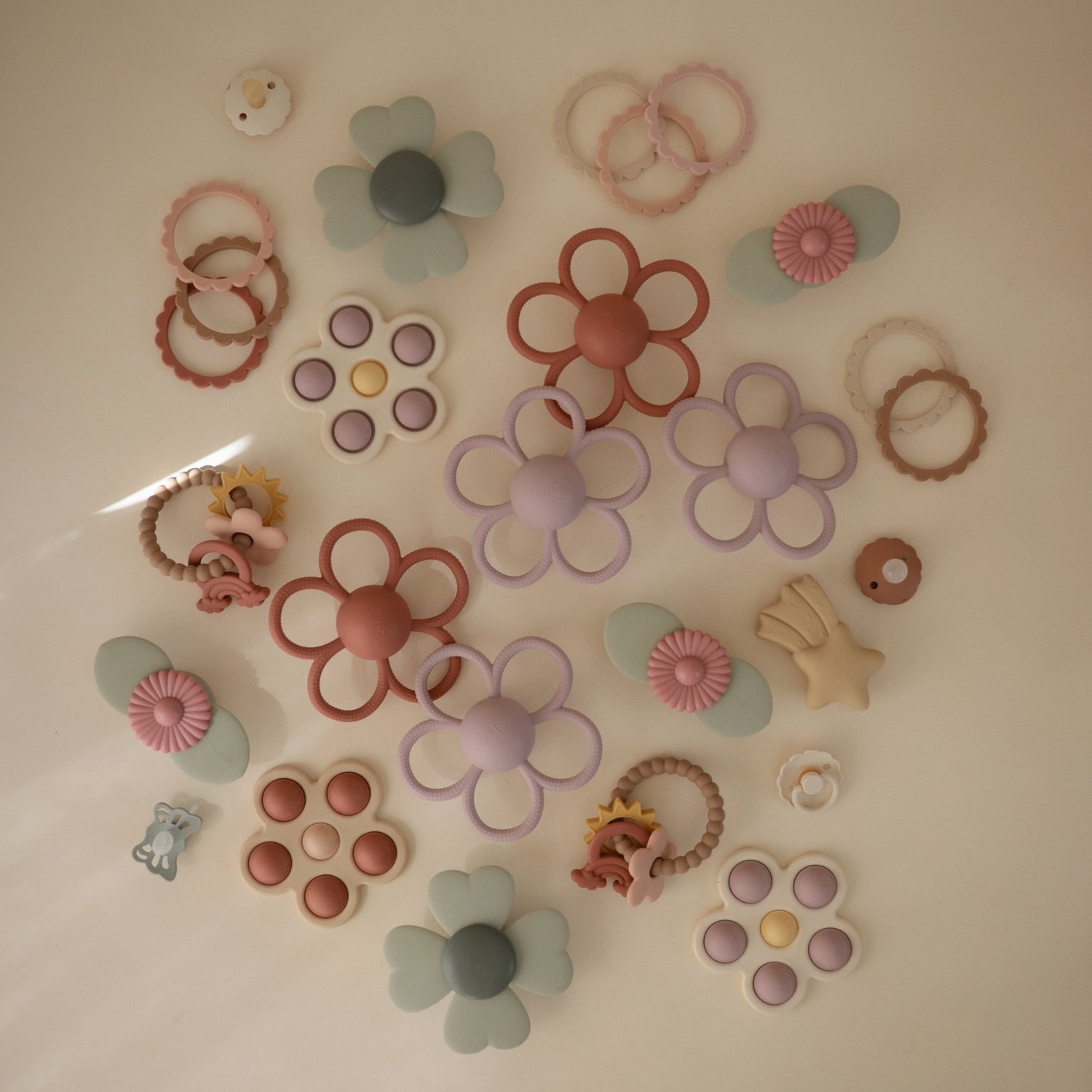 Daisy Rattle Teether - Tenth &amp; Pine - toys - Dusty Rose
