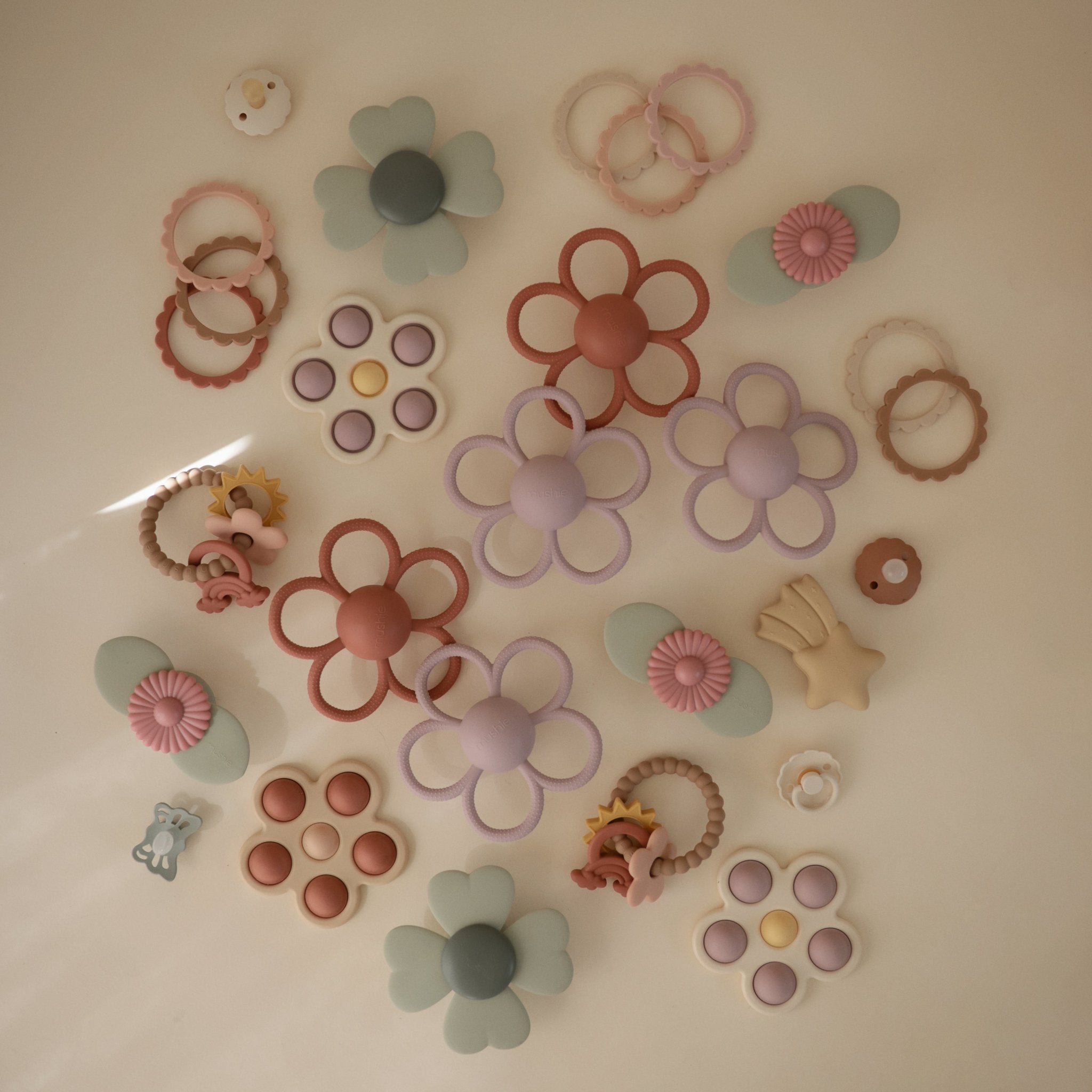 Daisy Rattle Teether - Tenth &amp; Pine - toys - Dusty Rose
