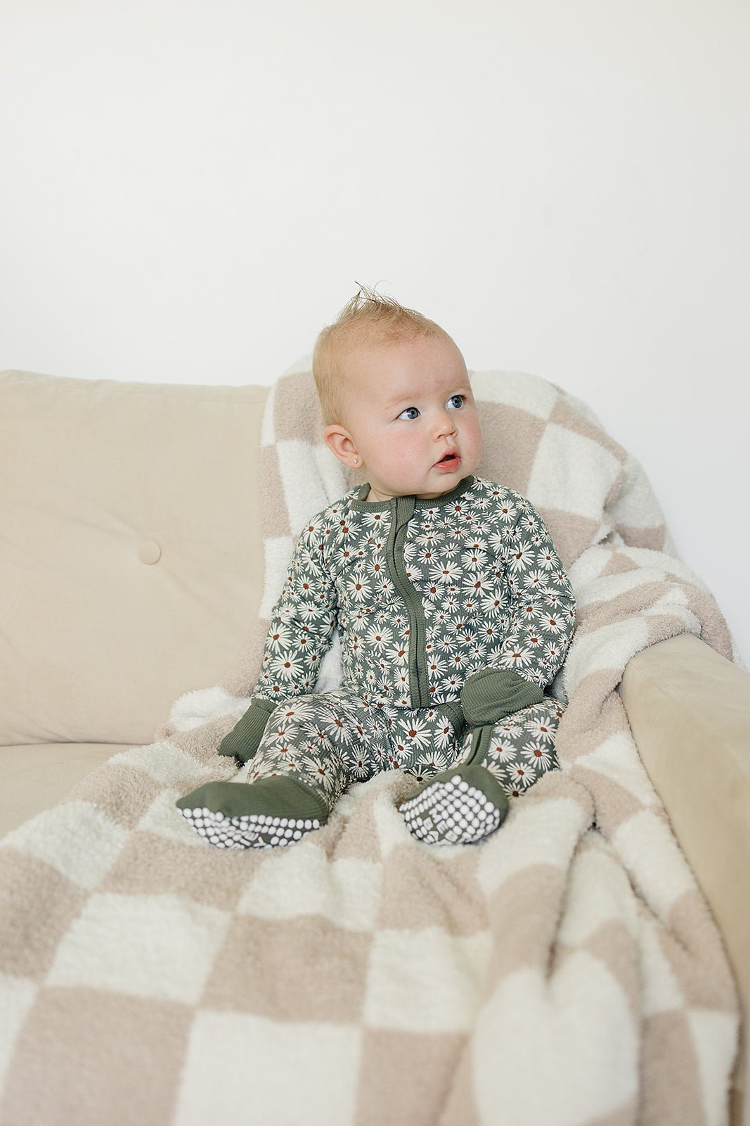 Dark Green Daisy Ribbed Bamboo Zipper - Tenth &amp; Pine - zip rompers - NB - Mebie Baby