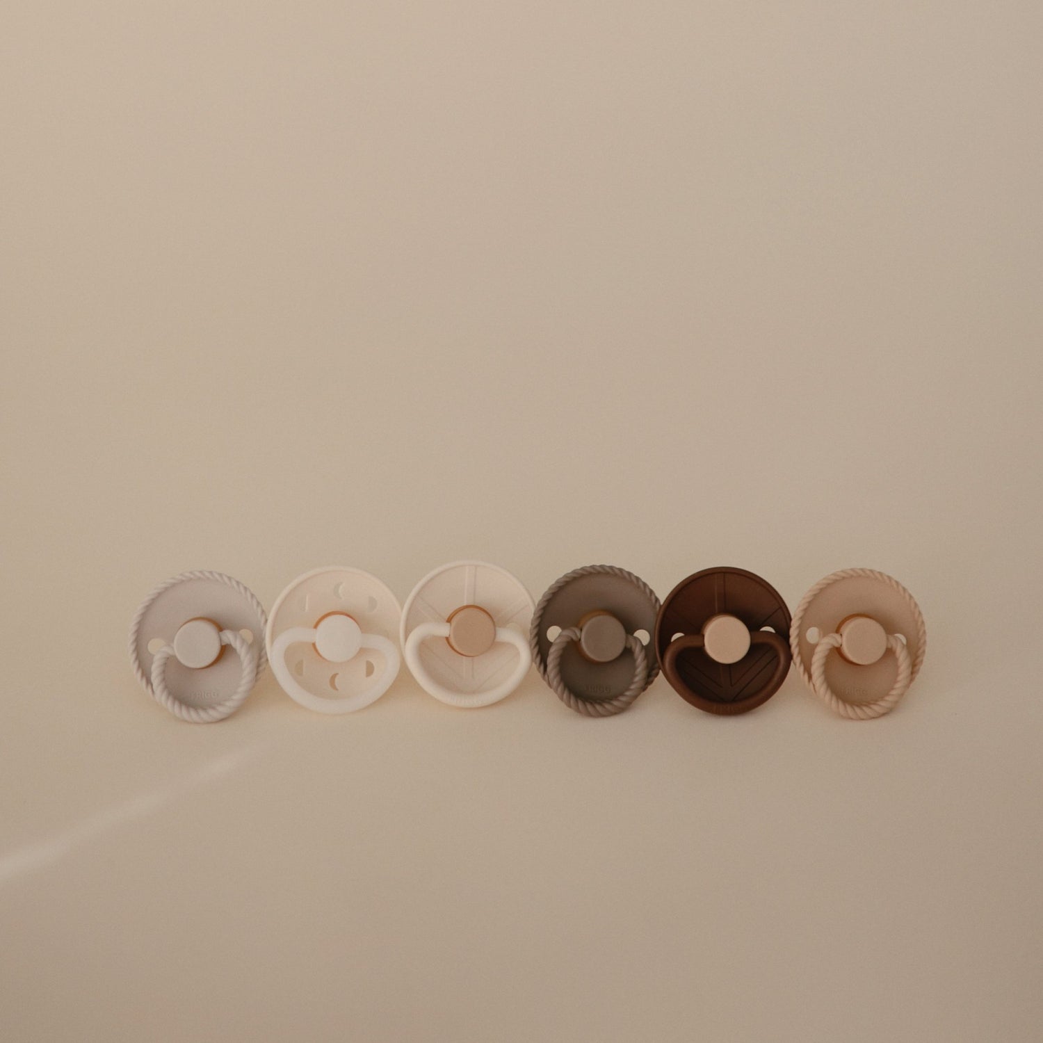 FRIGG Natural Rubber 6 - Pack - Tenth &amp; Pine - FRIGG PACIFIERS - 6 - 18 Months - Endless Sea