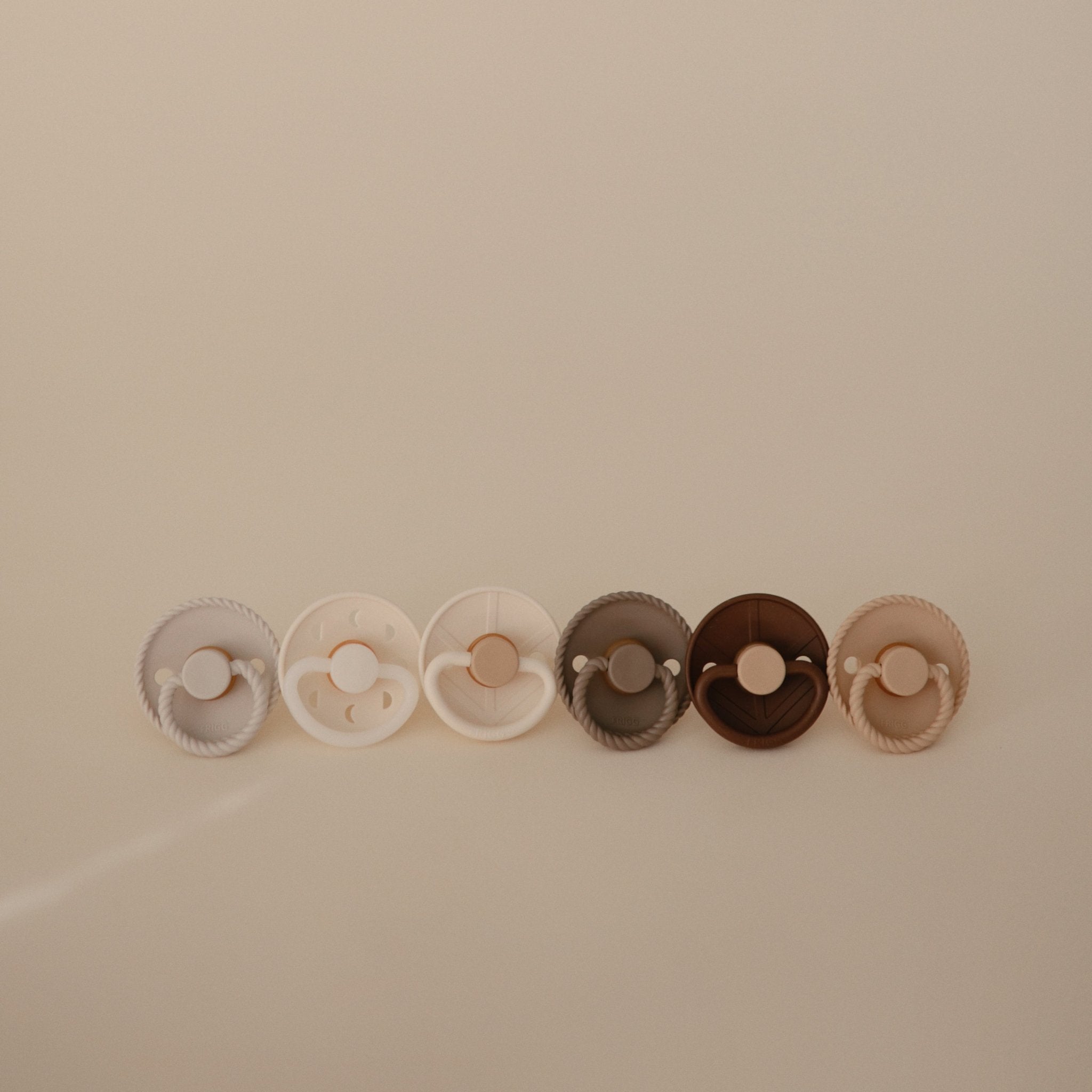 FRIGG Natural Rubber 6 - Pack - Tenth &amp; Pine - FRIGG PACIFIERS - 6 - 18 Months - Endless Sea