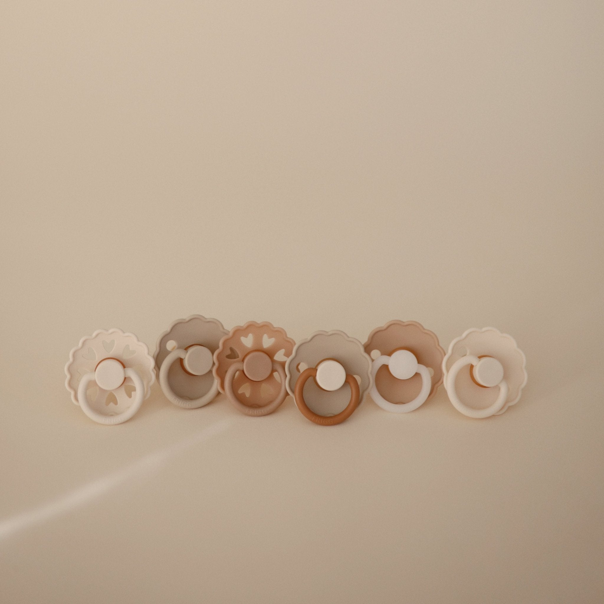 FRIGG Natural Rubber 6 - Pack - Tenth &amp; Pine - FRIGG PACIFIERS - 6 - 18 Months - Endless Sea