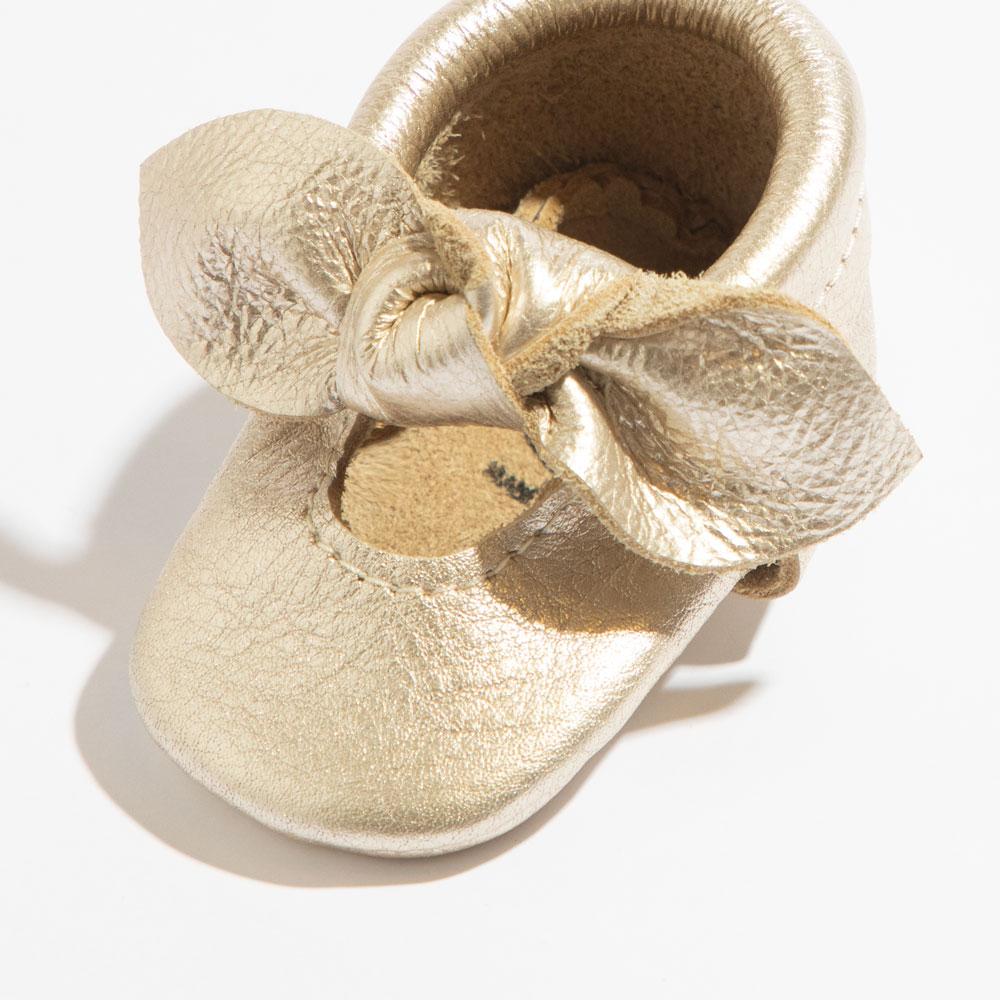 Newborn Platinum Knotted Bow Baby Shoe - Tenth &amp; Pine - Knotted Bow Mocc - Soft Sole - Newborn