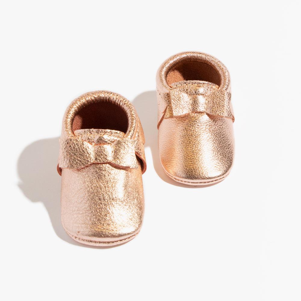 Rose Gold Bow Baby Shoe - Tenth &amp; Pine - Bow Mocc - Soft Sole - 1