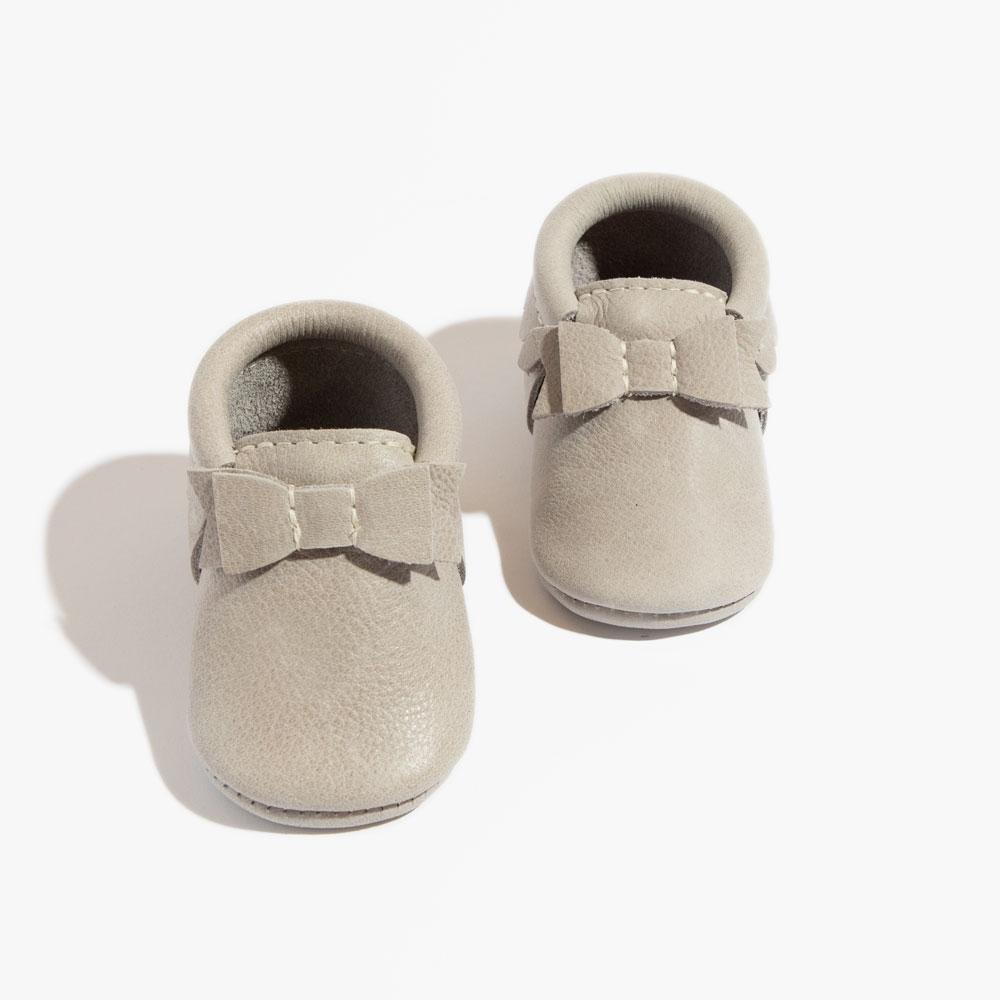 Salt Flats Bow Baby Shoe - Tenth &amp; Pine - Bow Mocc - Soft Sole - 1