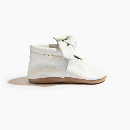 Toasted Bright White Knotted Bow Baby Shoe - Tenth &amp; Pine - Knotted Bow Mocc - Soft Sole - 1